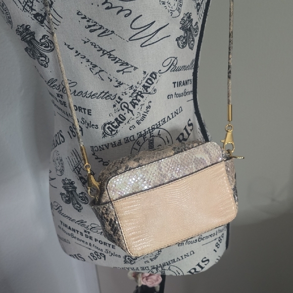 Stella McCartney Faux-Snakeskin Irredesent Camera/Crossbody (EUC)(RARE)(COA)🤍✨️ - Picture 15 of 17